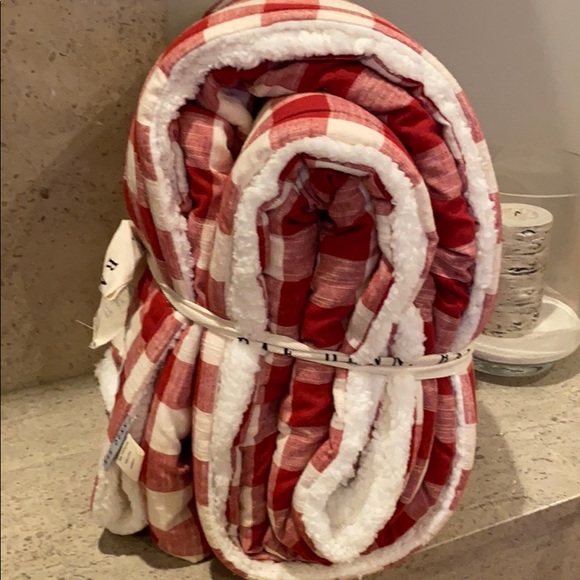 Rae Dunn “Merry” Sherpa Queen Blanket With Patch - Picture 6 of 14